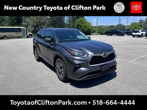 Used 2020 Toyota Highlander XLE AWD/4WD image 1