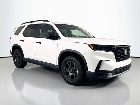 Certified 2023 Honda Pilot TrailSport image 3