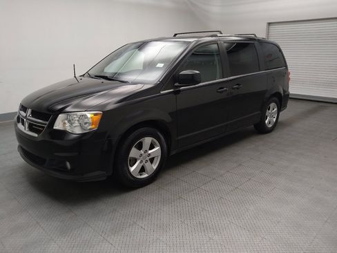 Used 2019 Dodge Grand Caravan SXT FWD image 2