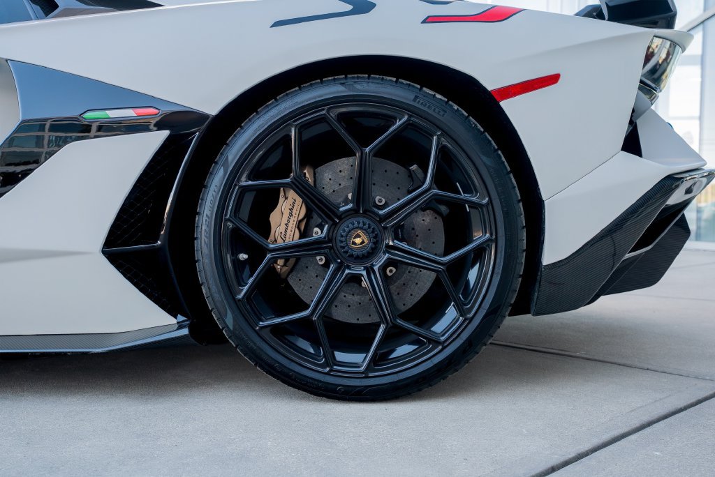 Used 2019 Lamborghini Aventador SVJ AWD/4WD image 17