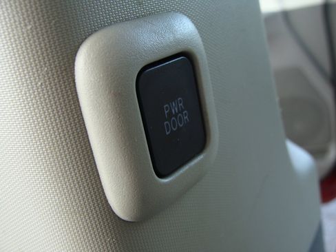 Used 2014 Toyota Sienna XLE FWD image 28