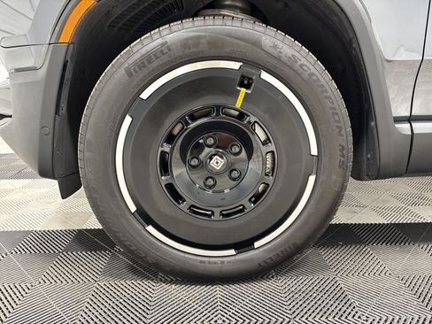 Used 2025 Rivian R1S Adventure AWD/4WD image 9