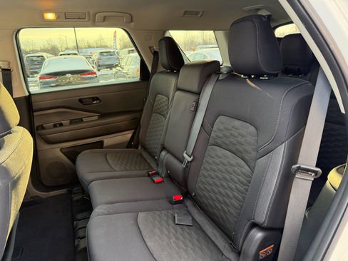 Used 2024 Nissan Pathfinder SV image 19