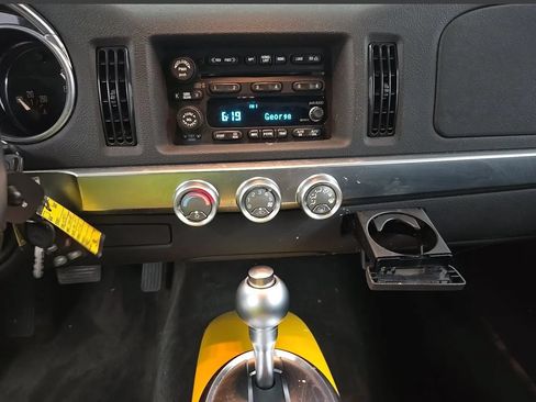 Used 2004 Chevrolet SSR w/ Preferred Equipment Group RWD image 16