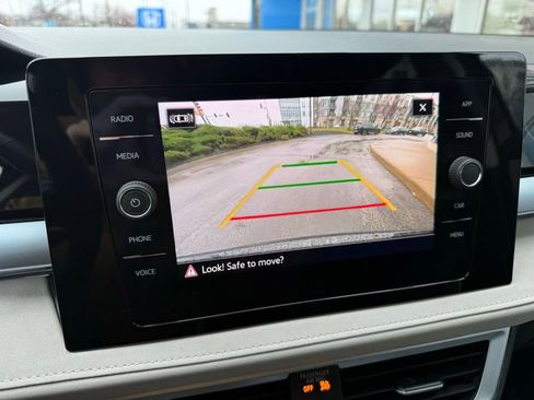 Used 2025 Volkswagen Taos SE FWD image 5