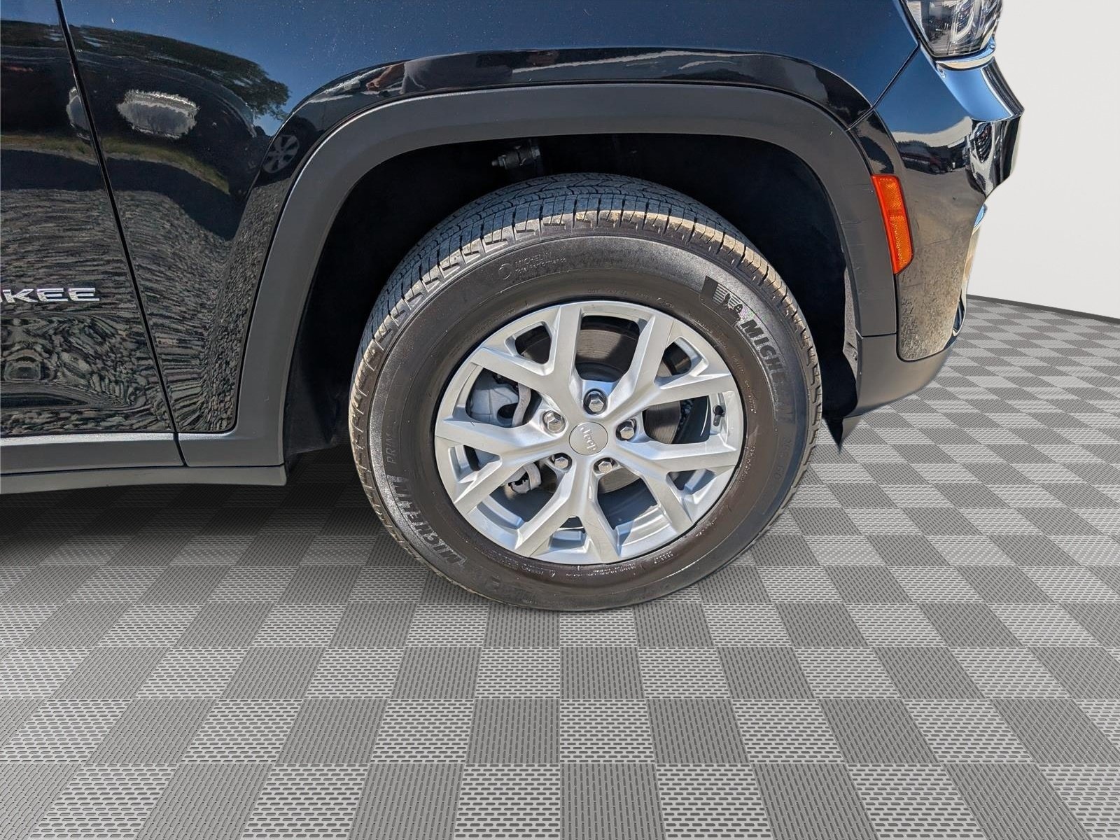 Used 2023 Jeep Grand Cherokee Limited w/ Trailer Tow Prep Group (B) AWD/4WD image 9