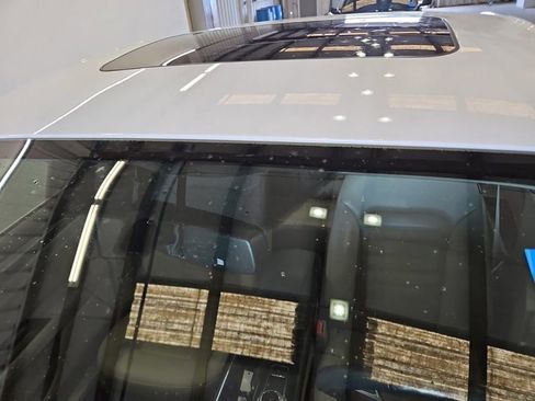 Used 2017 Ford Fusion SE w/ Fusion SE Technology Package FWD image 7