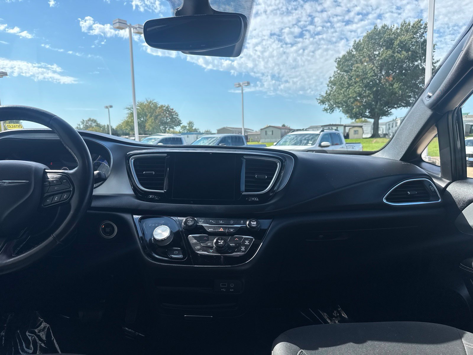 Used 2019 Chrysler Pacifica Touring Plus w/ Advanced Safetytec Group FWD image 18