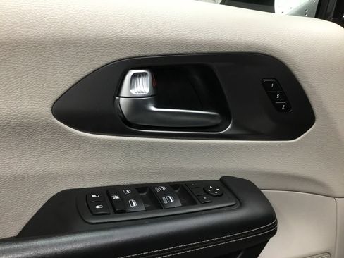 Used 2023 Chrysler Pacifica Touring-L FWD image 7