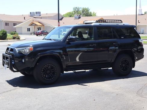 Used 2018 Toyota 4Runner SR5 AWD/4WD image 10
