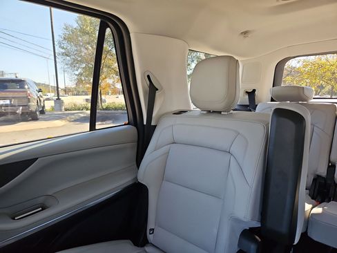 New 2025 Lincoln Navigator Reserve image 4