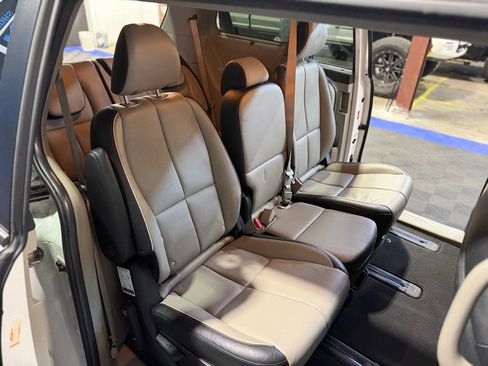 Used 2021 Kia Sedona EX image 24