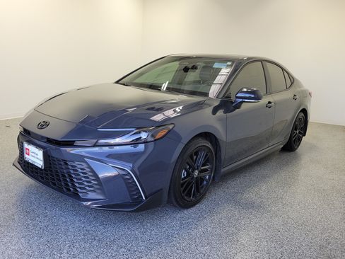 Used 2025 Toyota Camry SE w/ Convenience Package FWD image 2