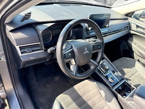 Used 2023 Mitsubishi Outlander SE image 10
