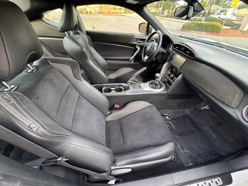 Used 2018 Toyota 86 RWD image 13