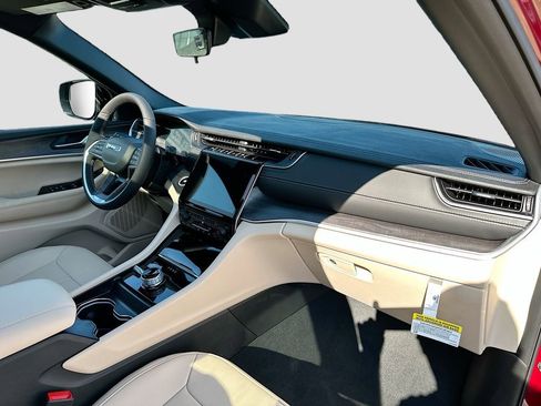New 2025 Jeep Grand Cherokee Limited image 40
