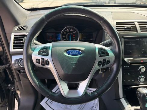 Used 2014 Ford Explorer XLT w/ Equipment Group 202A AWD/4WD image 26