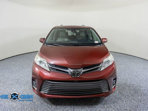 Used 2019 Toyota Sienna XLE w/ XLE Navigation Package image 2