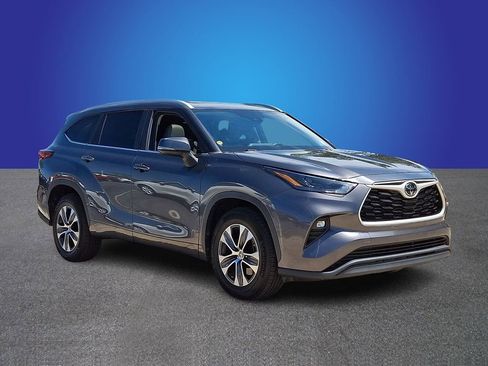 Used 2023 Toyota Highlander XLE FWD image 3