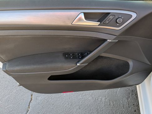 Used 2017 Volkswagen Golf S image 15