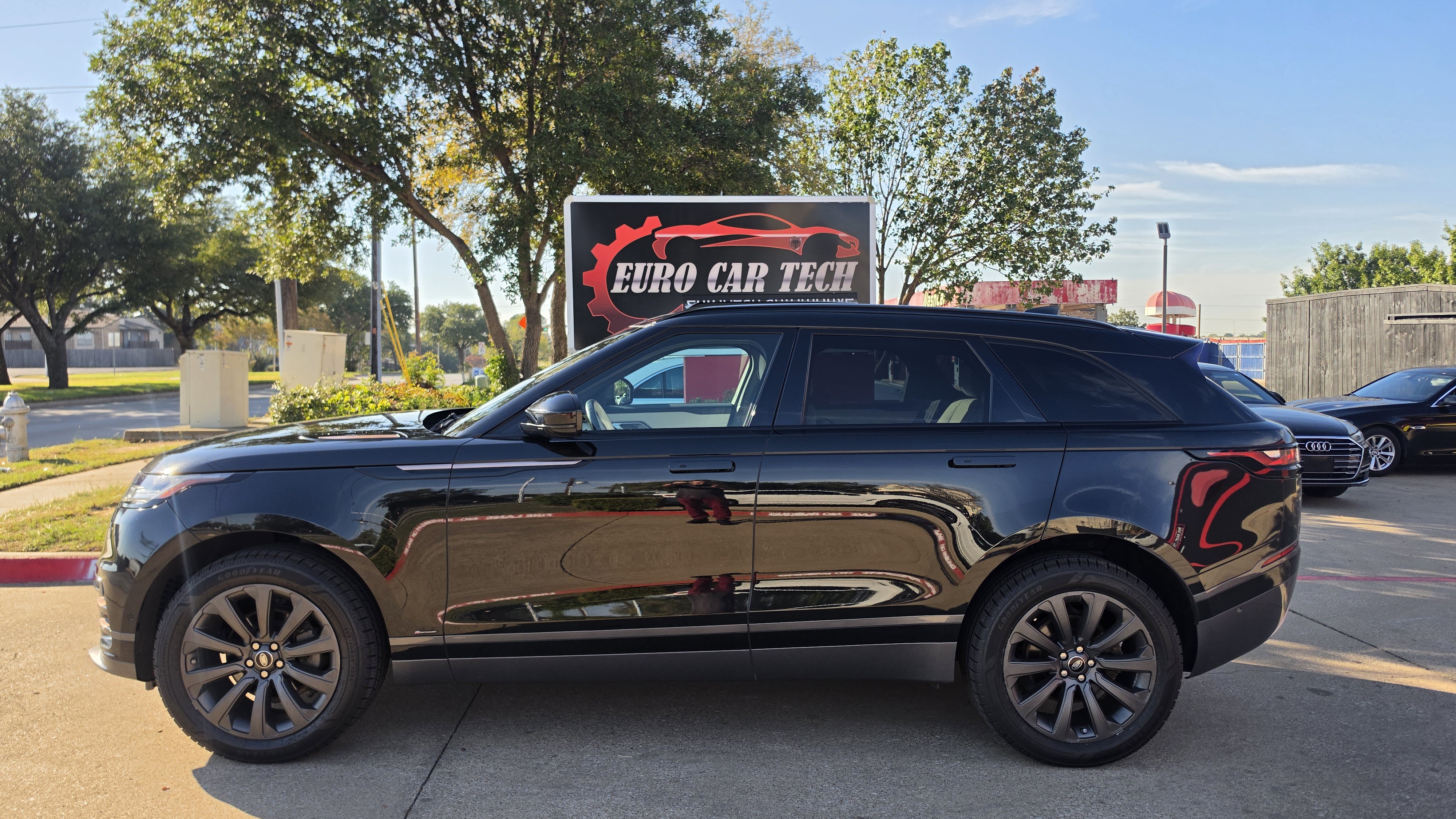 Used 2018 Land Rover Range Rover Velar R-Dynamic SE AWD/4WD image 2