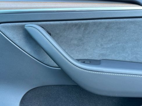 Used 2024 Tesla Model Y 2WD image 19