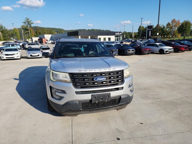 Used 2017 Ford Explorer XLT w/ Equipment Group 202A FWD image 3