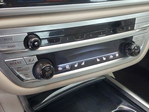 Used 2022 BMW 750i xDrive w/ Executive Package AWD/4WD image 26