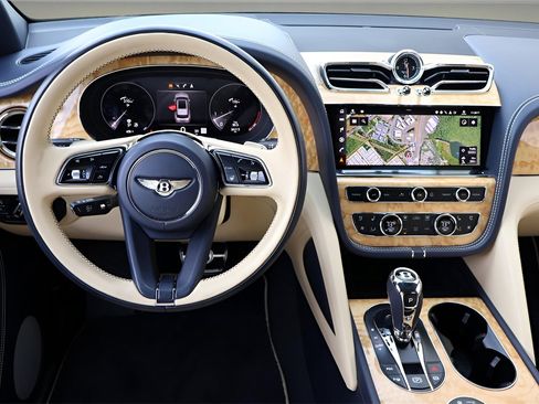 Certified 2021 Bentley Bentayga image 17