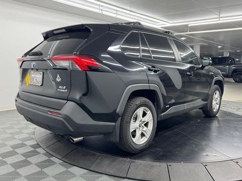 Used 2020 Toyota RAV4 XLE w/ Carpet Mat Package AWD/4WD image 5