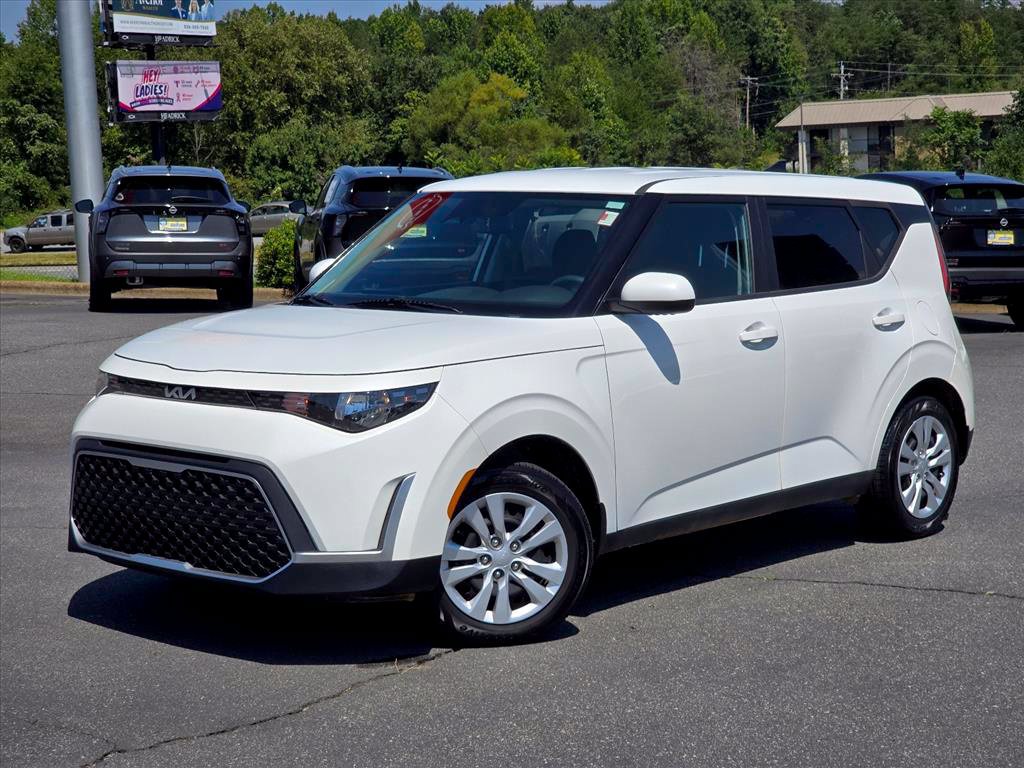 Used 2024 Kia Soul LX FWD image 2