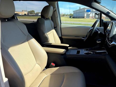 Used 2024 Toyota Sienna XLE image 34