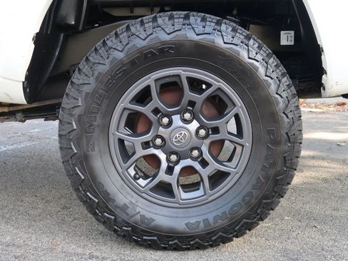 Used 2017 Toyota Tacoma SR5 w/ Tow Package image 8