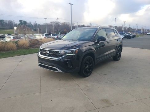 Used 2024 Volkswagen Taos SE w/ Panoramic Sunroof Package image 3