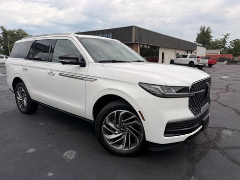 Used 2025 Lincoln Navigator Reserve AWD/4WD image 1