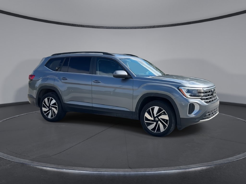 Used 2025 Volkswagen Atlas SE FWD image 2