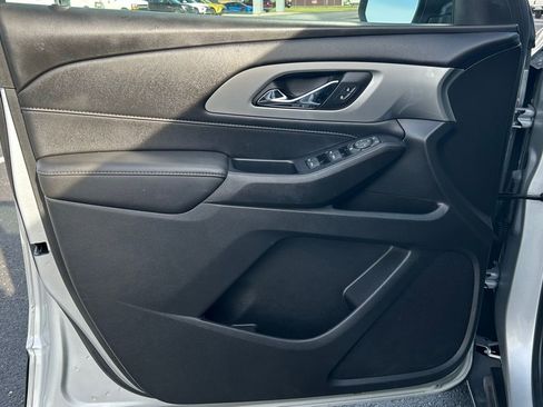 Used 2022 Chevrolet Traverse LT image 22