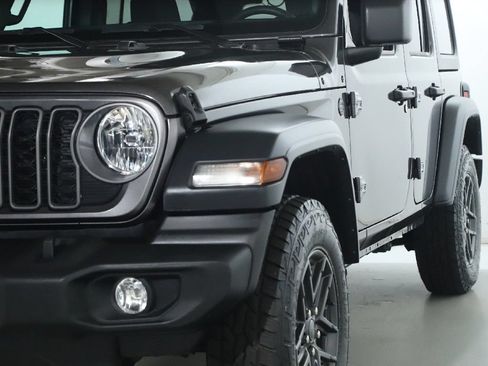 Used 2025 Jeep Wrangler Unlimited Sport AWD/4WD image 5