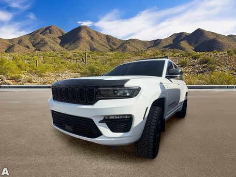 Used 2023 Jeep Grand Cherokee 4WD 4xe image 2