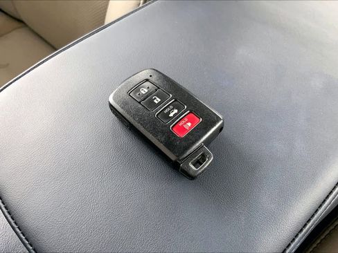 Used 2014 Toyota Avalon Limited w/ Technology Package FWD image 15
