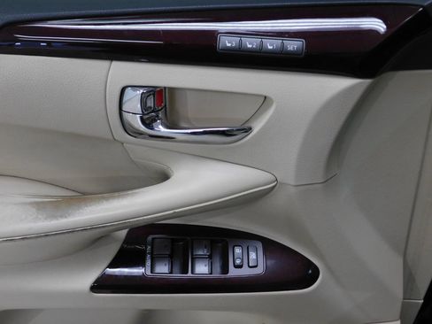 Used 2013 Lexus LX 570 4WD w/ Luxury Pkg w/Pre-crash image 26