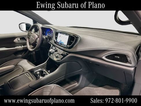 Used 2025 Chrysler Pacifica Limited FWD image 32