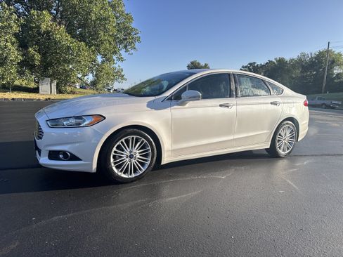 Used 2016 Ford Fusion SE w/ Equipment Group 202A FWD image 2
