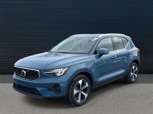 Certified 2025 Volvo XC40 B5 Plus image 1