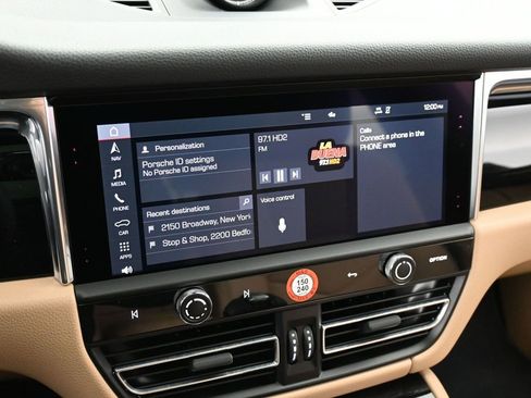 Certified 2025 Porsche Macan AWD/4WD image 21