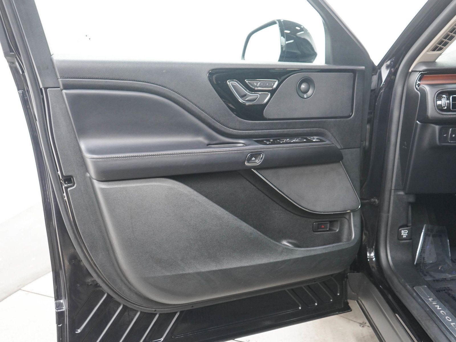 Used 2023 Lincoln Aviator Reserve w/ Equipment Group 201A AWD/4WD image 21