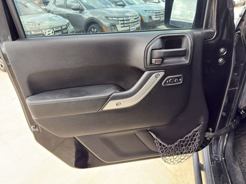 Used 2015 Jeep Wrangler Unlimited Rubicon image 9