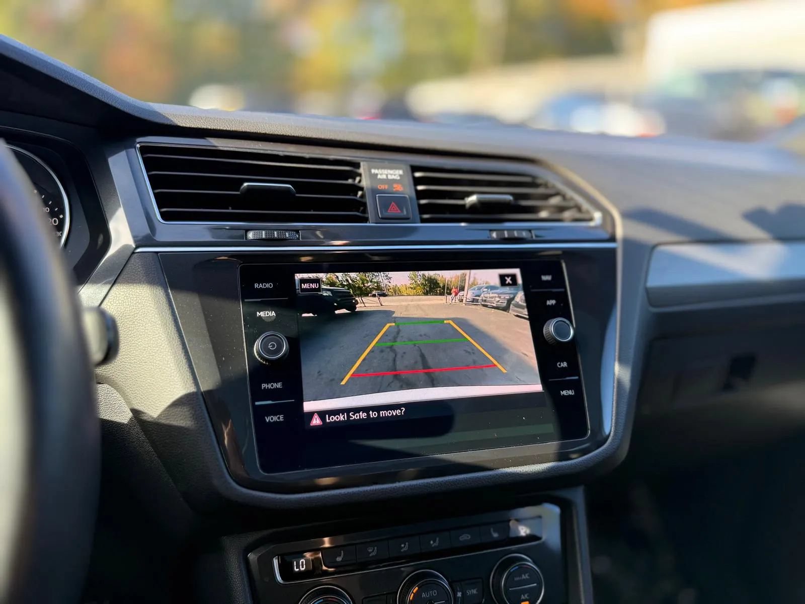 Used 2018 Volkswagen Tiguan SEL w/ R-Line Package AWD/4WD image 17