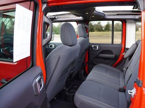 Certified 2025 Jeep Wrangler Unlimited Sahara w/ Safety Group AWD/4WD image 18