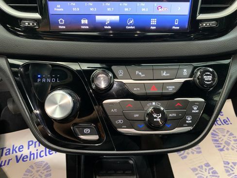Used 2025 Chrysler Pacifica Select FWD image 28